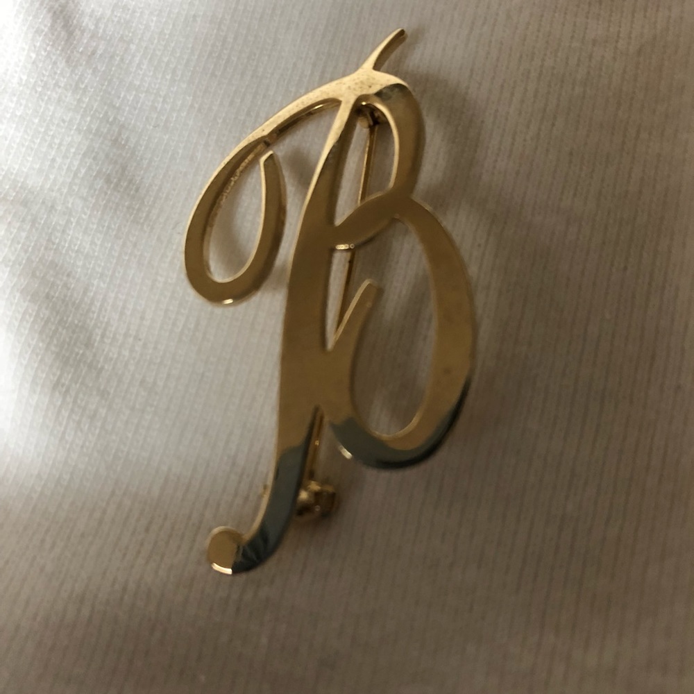 Vintage gold cursive ‘B’ pin